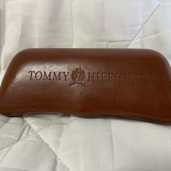 TOMMY HILFIGER Hardshell SLIM glasses case. Tan - Picture 2 of 6